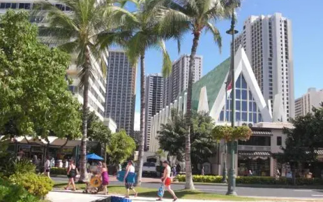 Waikiki Banyan Remodeled Ocean-View Condo 2212