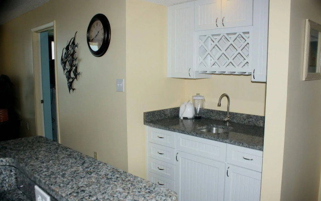 Sea Winds 101 3 Br condo by RedAwning