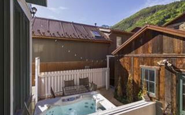 558 West Pacific Ave