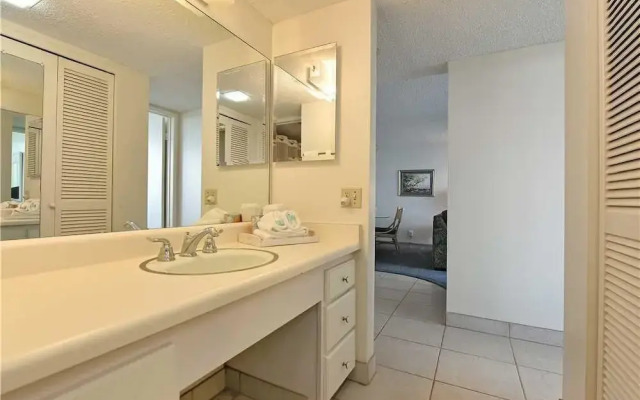 Valley Isle #808 2 Bedroom Condo by RedAwning