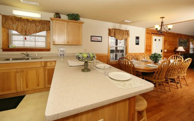 Cedar Falls 8 3 Br cabin by RedAwning