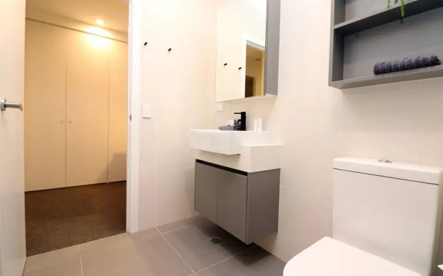 Queen of Northcote Views - Rejuvenate Stays