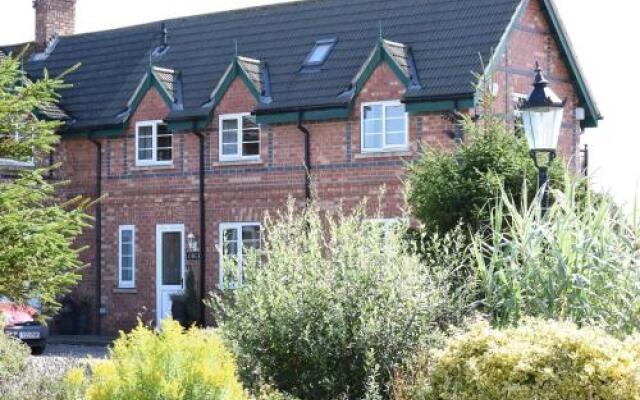 Lincoln Lodge with Private Hot Tub