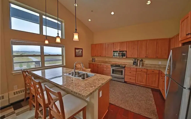 Base Camp One 416C Penthouse - 3 Br Condo