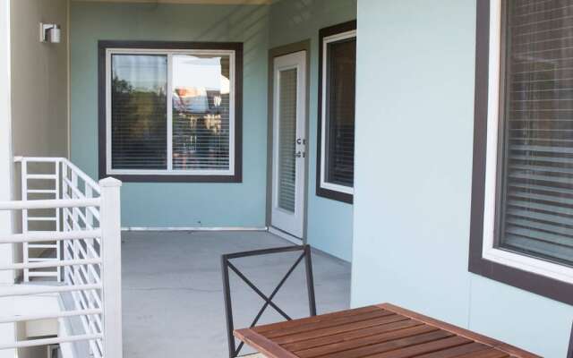 Modern 2BR with Balcony in Hip Plaza Midwood