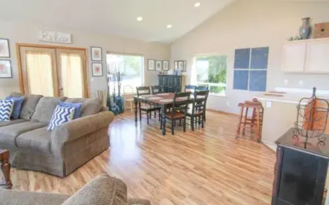 Hubbert Hideaway - 4 Br home by RedAwning