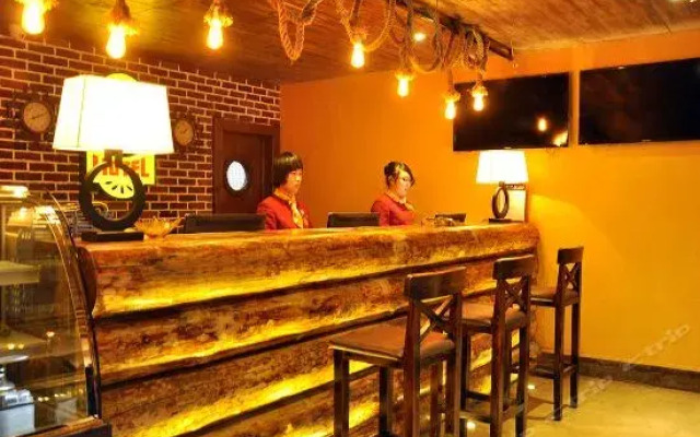 龙亭尚景酒店(大营盘省贸易学校店)
