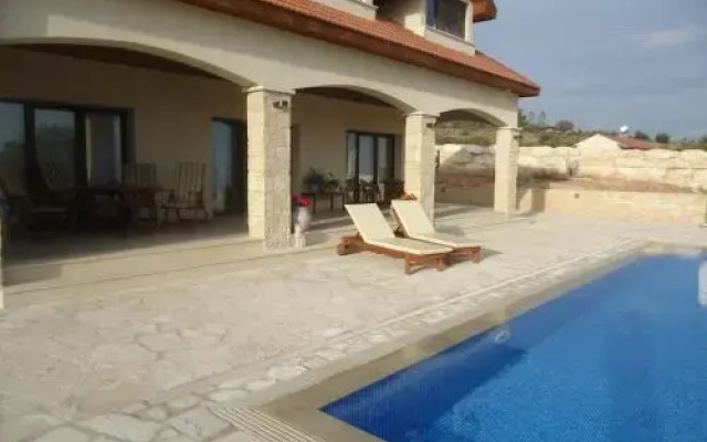 Petralona Apartment