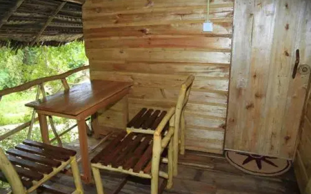 Kumbuk Tree House