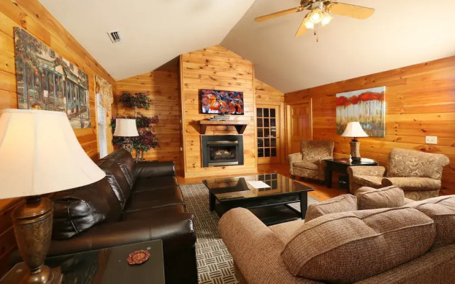 Cedar Falls 8 3 Br cabin by RedAwning