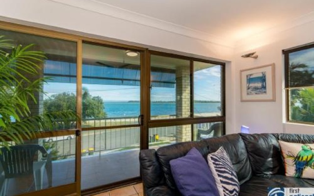 VIEWS VIEWS VIEWS! Front Top Floor Waterfront Unit - Chnook Apartments South Esp, Bongaree – Guest Rooms – Bongaree