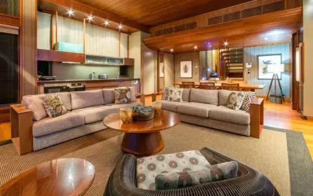 Yacht Club Villa