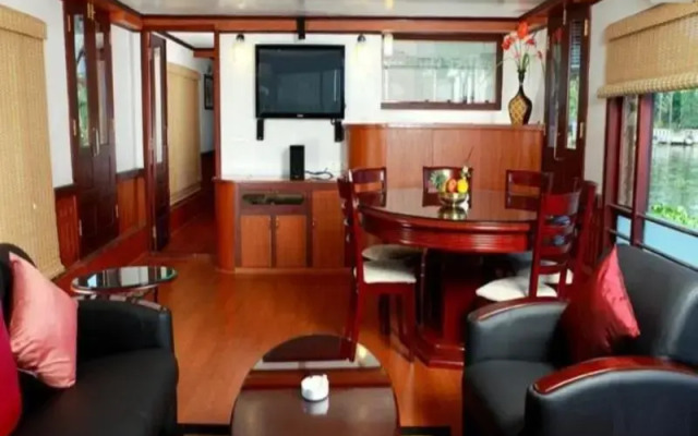 Grand Nirvana Jacuzzi Super Luxury Premium House Boat