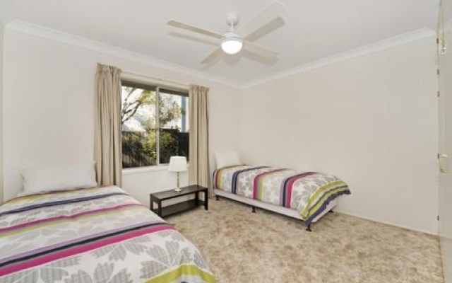 Large family waterfront home with room for a boat - Welsby Pde, Bongaree – Guest Rooms – Bongaree