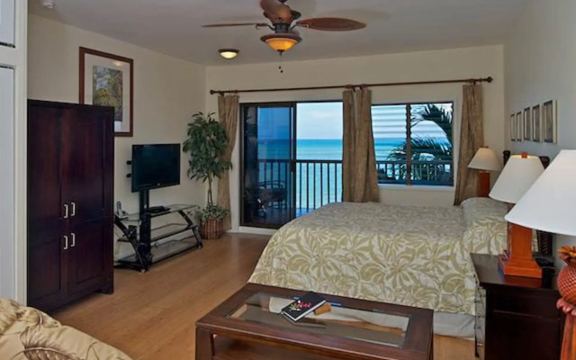 Pohailani #201 Studio Bedroom Condo by RedAwning