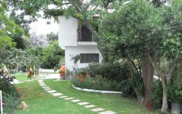 Villa Yiannis (Adult Friendly)