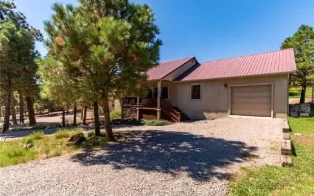 Hummingbird Retreat - Four Bedroom Cabin with Hot Tub