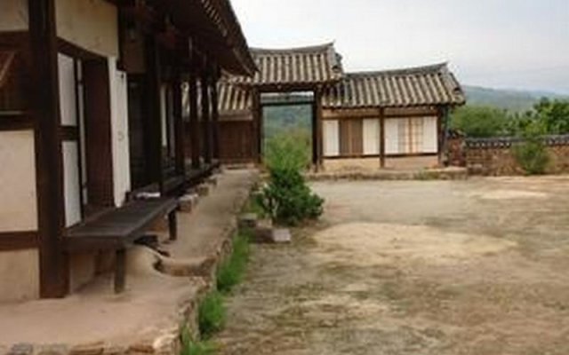 Jeongjaejongtaek Hanok Guesthouse