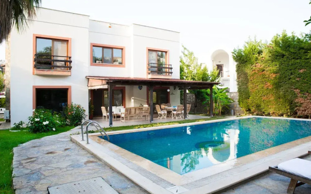 Important Group Villa Alaca
