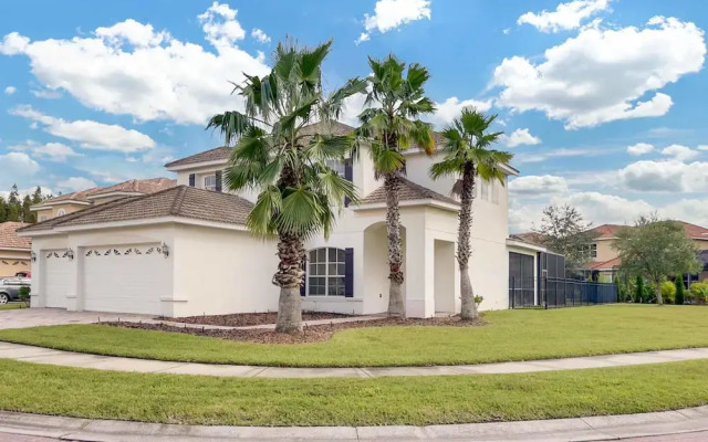 Huge Luxury Executive Rental with Private Pool & Fenced-in Backyard