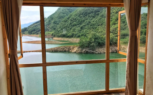 Deyishe Nuanwan Lake Inn