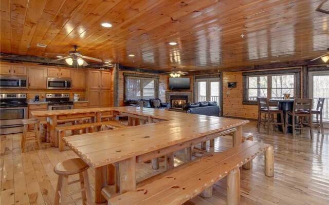 Pine Tree Lodge - Eight Bedroom Cabin
