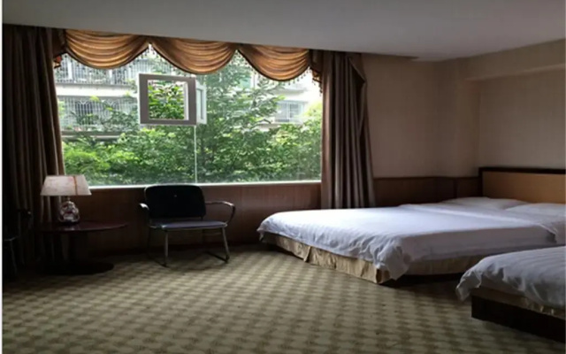 Luzhou Xincheng Business Inn