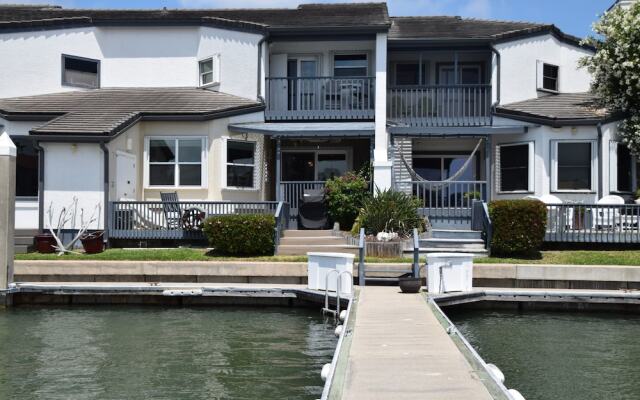 Selleck Condo by RedAwning