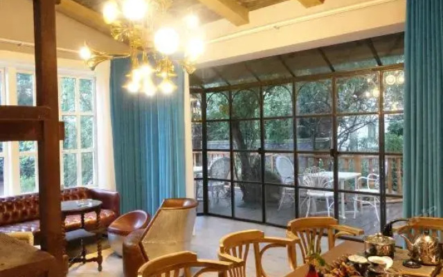 Xinyibao Hong Kong Fengli Luxury Hotel (Feihua Touch Water Shop)