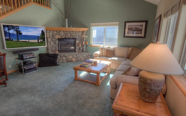 4 BR Home with Perfect Access to Activities by RedAwning