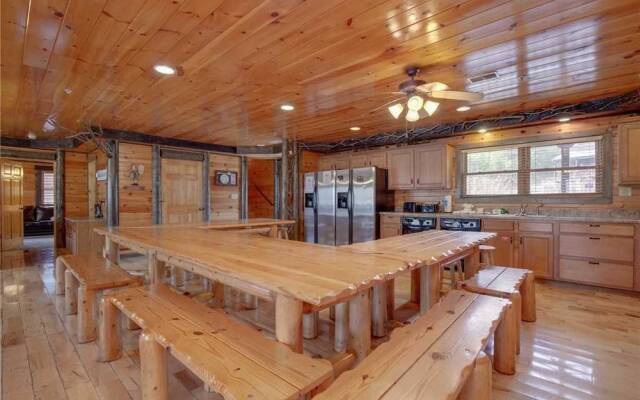 Pine Tree Lodge - Eight Bedroom Cabin