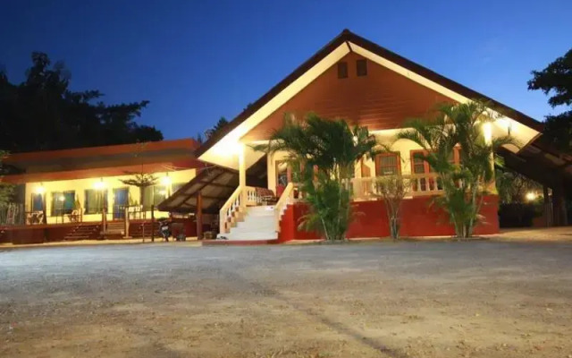 Baan Ruen Rim Nam