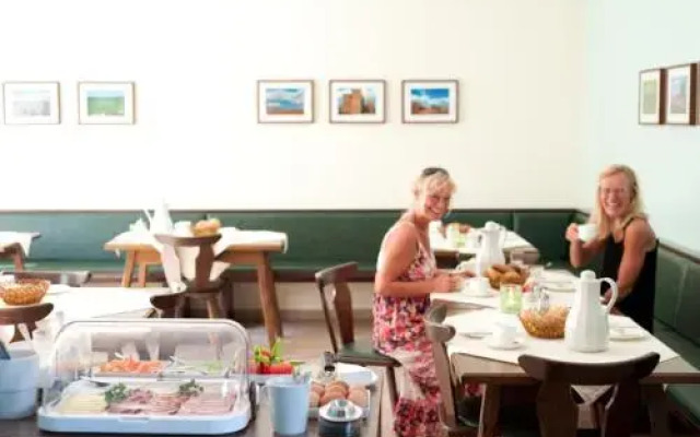 Weinhof & Gästehaus Dombi Weiss