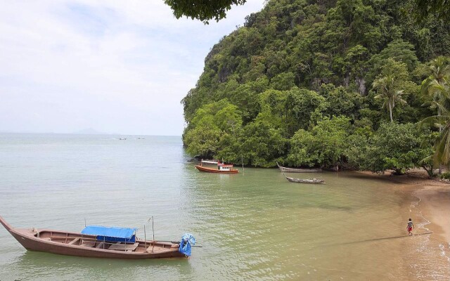 Krabi Beachfront Resort Oceanside Suite