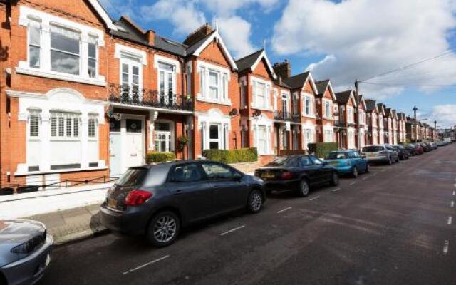 Veeve  3 Bed House On Stapleton Road Wandsworth