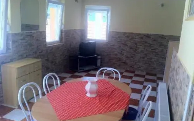 Granada Medencés Apartmanház