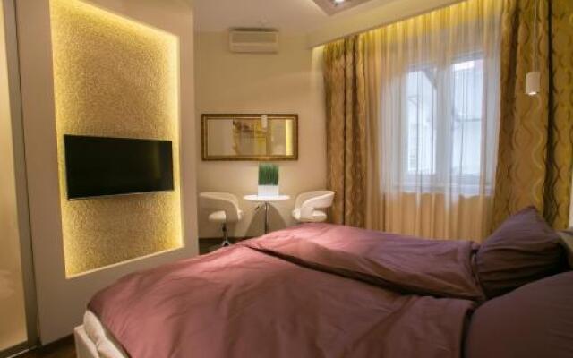 Chain Bridge Studio Apartment