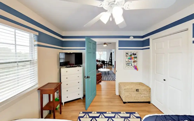 Lakefront Haven - 3 Br Home