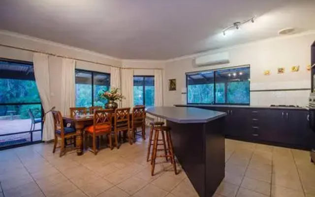 Yallingup pet friendly Bush retreat