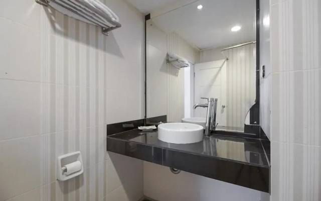 RedDoorz Premium near Pantai Losari 2
