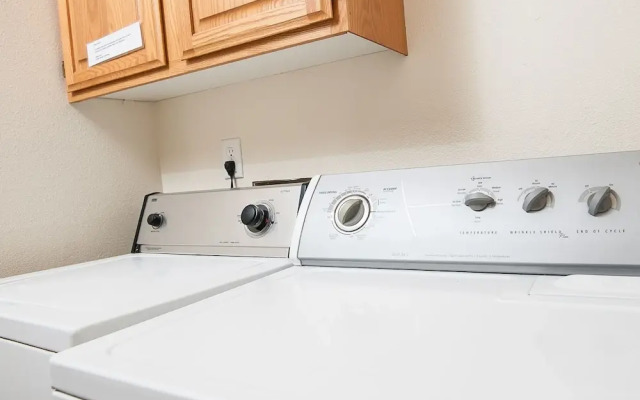 Jim's Crows Nest 3 Br townhouse by RedAwning