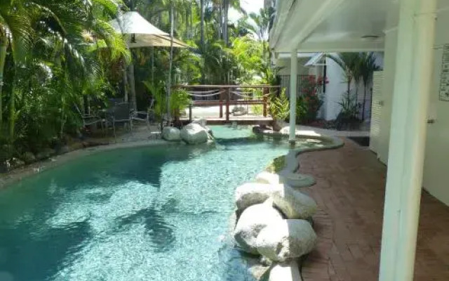 Retro Port Douglas Apartments