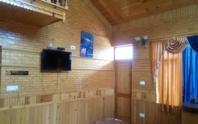 Peak And Snow Cottage