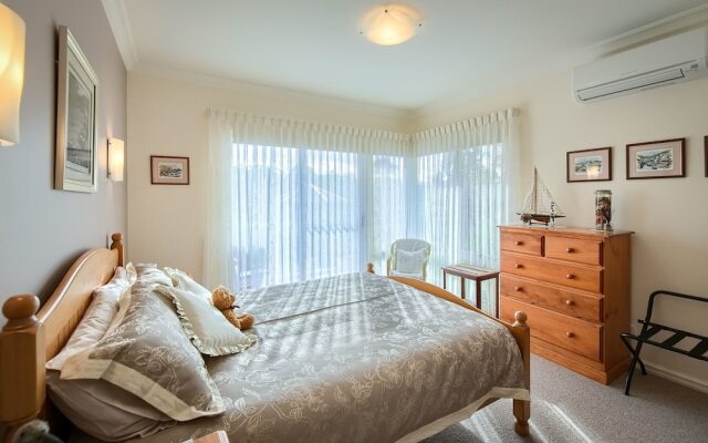Glenelg on King Bed & Breakfast