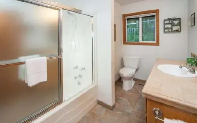 SeaCret Hideaway - 4 Br home by RedAwning