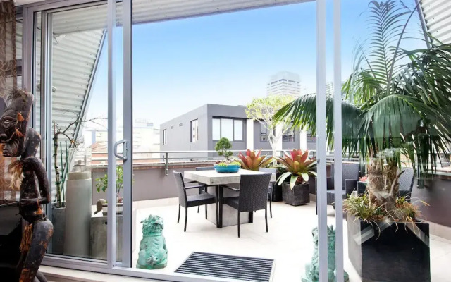 UM616 Sleek Split Level City Oasis in Ultimo