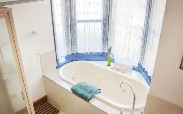 Artee House - A Bright Escape