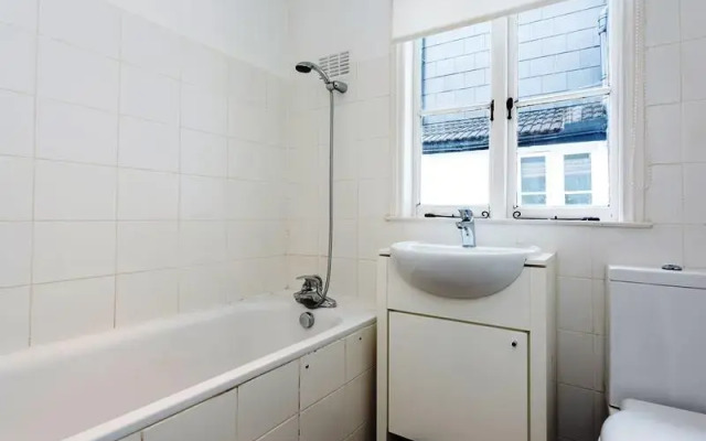 Veeve  2 Bed House Hazeldene Road Chiswick