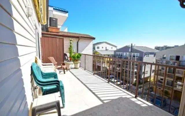 Fantasea 3W 3 Br condo by RedAwning