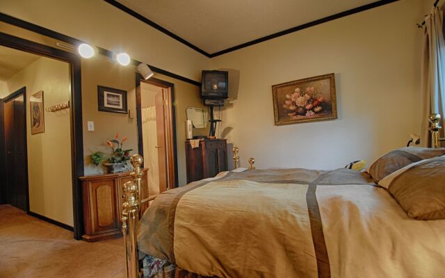 Chateau de Everett - 2 Br Home